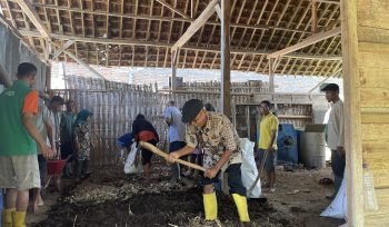 Petani sedang membuat kompos organik di Sekolah Lapang Iklim di Wonogiri, Jawa Tengah.